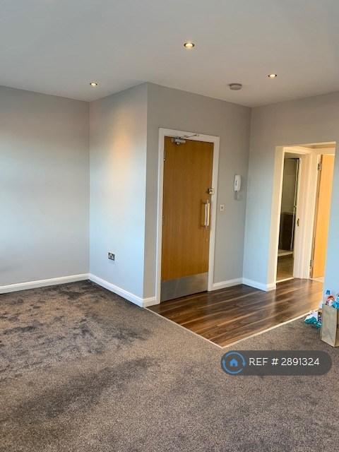 Studio flat in High Street, Potters Bar, EN6 (#2891324)