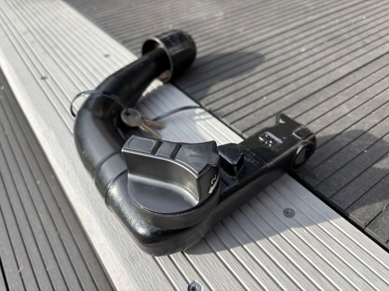detachable tow ball with keys.