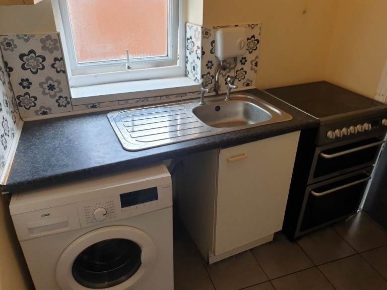 1 BEDROOM FLAT AVAILABLE IN B13