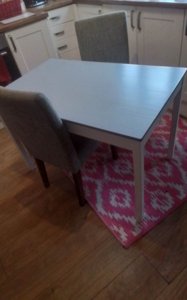 KITCHEN TABLE AND CHAIRS 