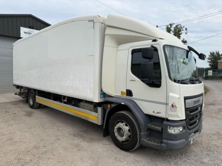 DAF LF 260 4x2 FRIDGE TRUCK WITH TAIL LIFT