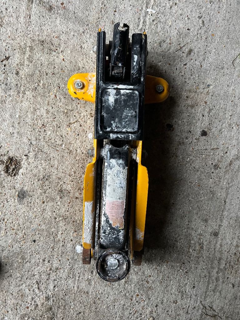 Hydraulic floor trolley jack 