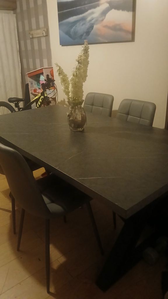 Dining Table extending, seats 6 - 10 persons
