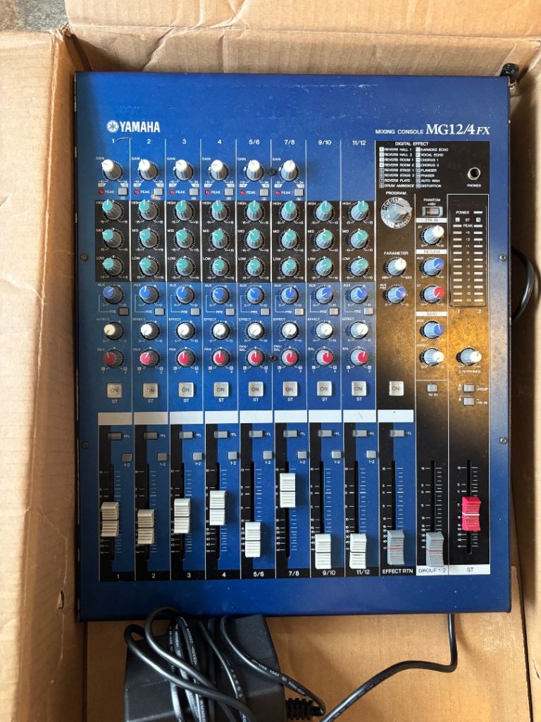 Yamaha Mixing Console MG12/4FX