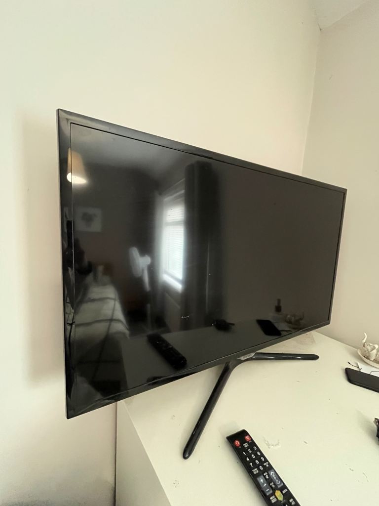 Samsung Smart TV with Remote – Good Working Order