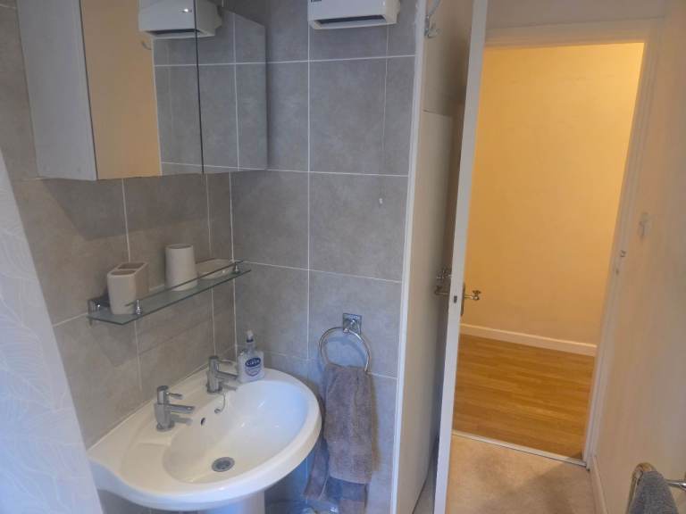 London Road Stoneygate, 2 bedroom purpose built flat with secure parking.