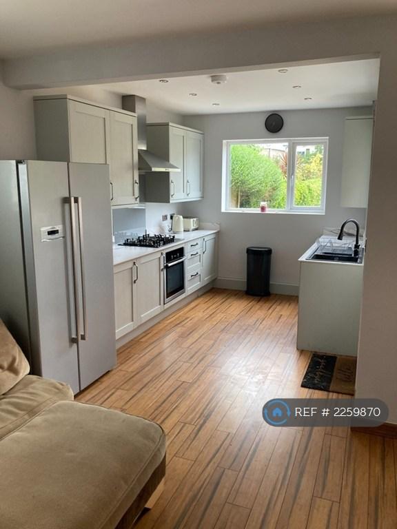 4 bedroom house in Ensbury Park Road, Bournemouth, BH9 (4 bed) (#2259870)