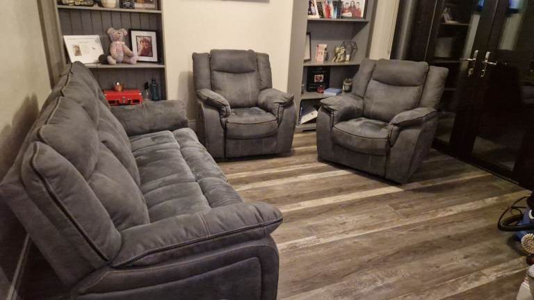 Excellent  3 11 Sofa Set . 2 Singles are Recliners