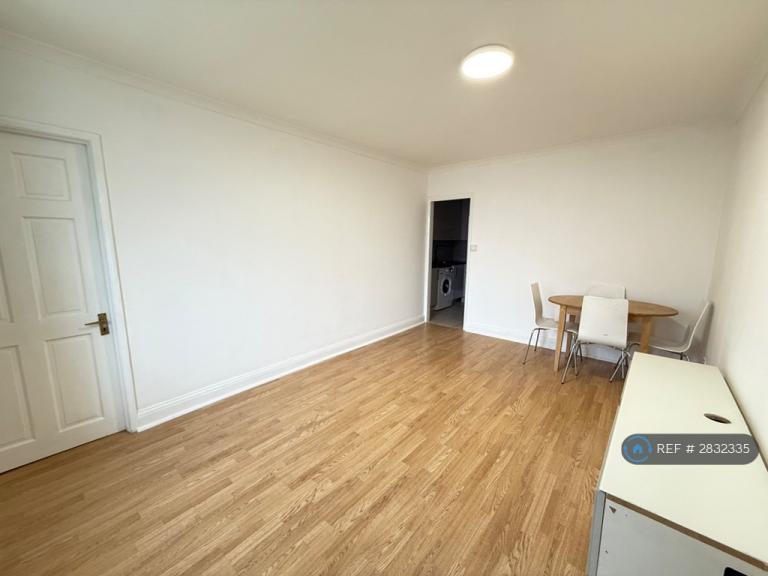 1 bedroom flat in Great West Road, Hounslow, TW5 (1 bed) (#2832335)