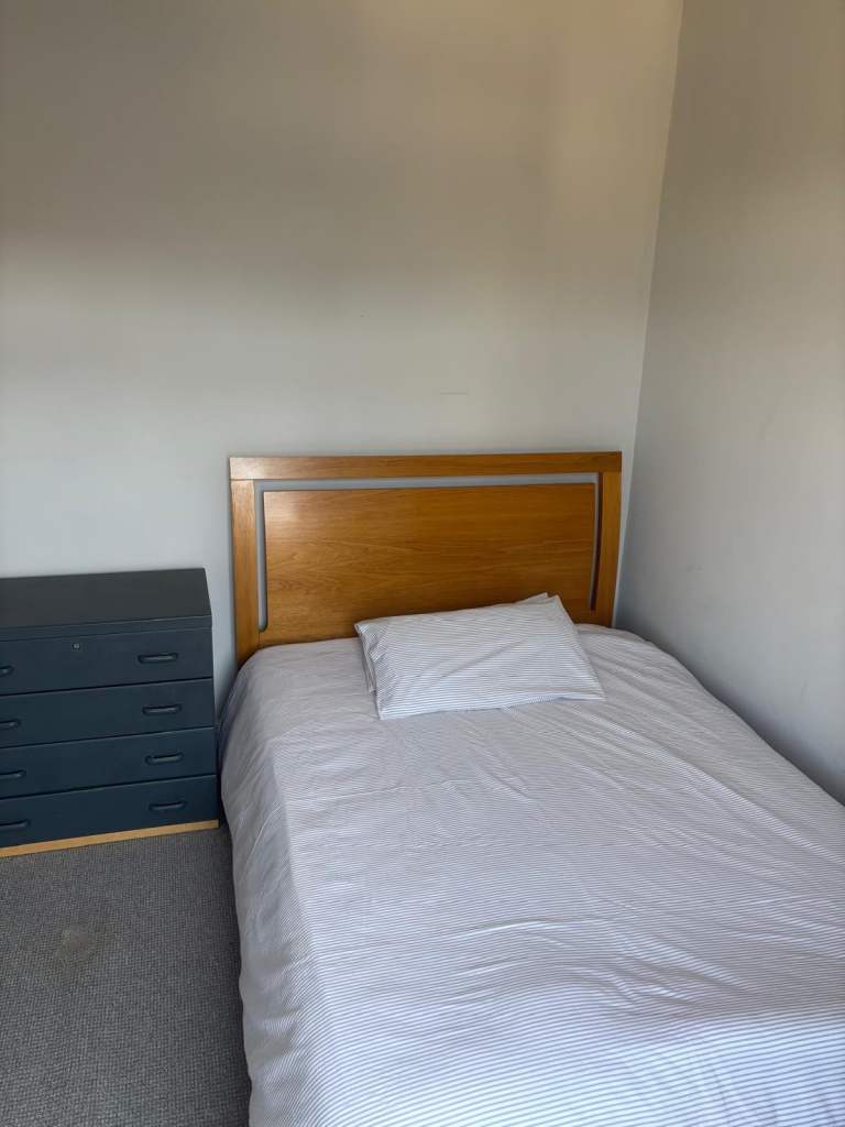 Excellent spacious furnished double room in shared house