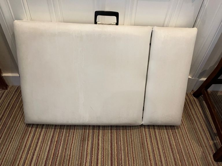 Massage table, folding, very good, clean, condition.