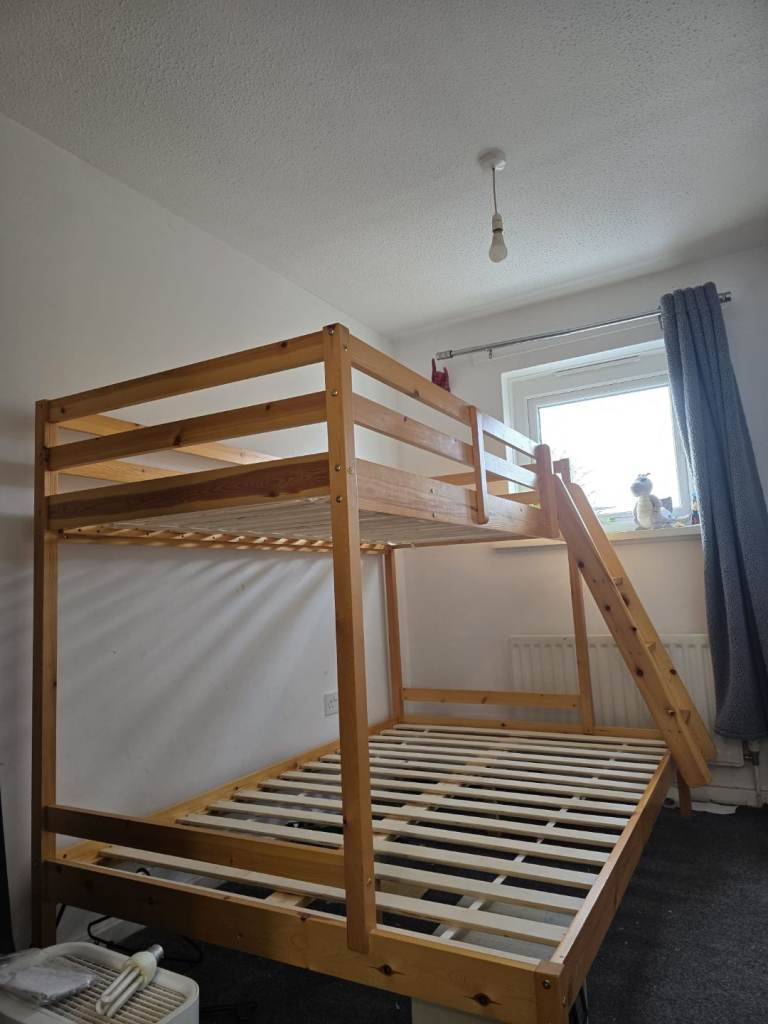 Triple bunk bed 