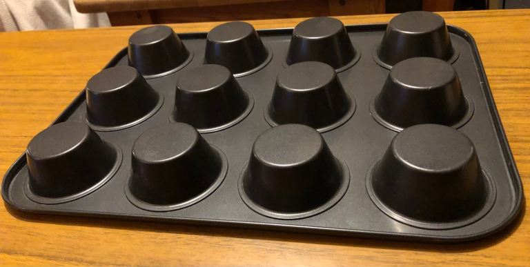 NEW NON-STICK BAKING TRAY WITH 12 BAKING COMPARTMENTS