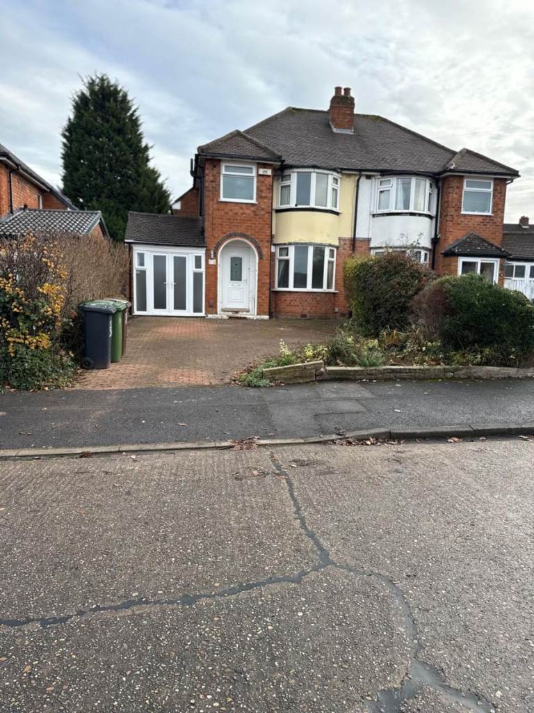 3 bedroom house in Charingworth Road, Solihull, B92 9HZ