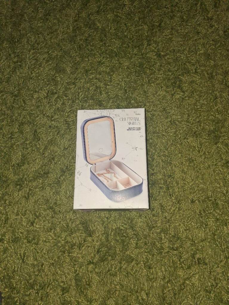 Typo beauty case with LED light