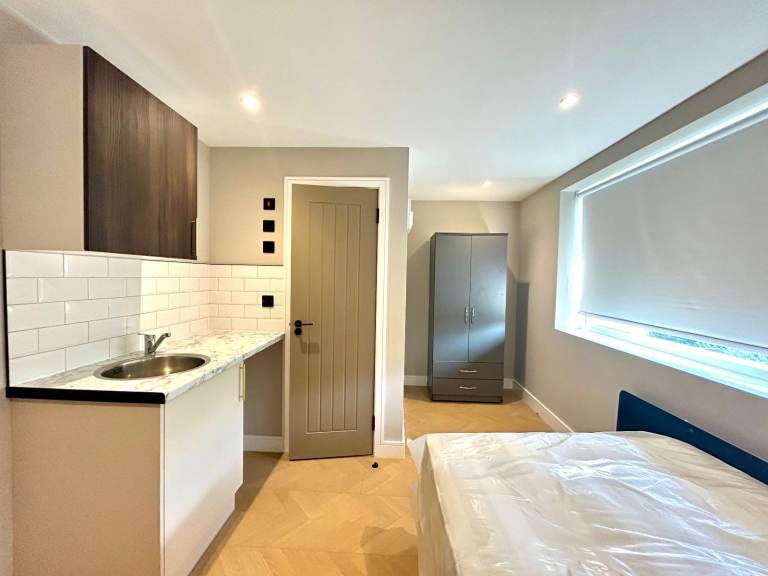 Self-contained studio flat in Potters Bar - DSS Considered