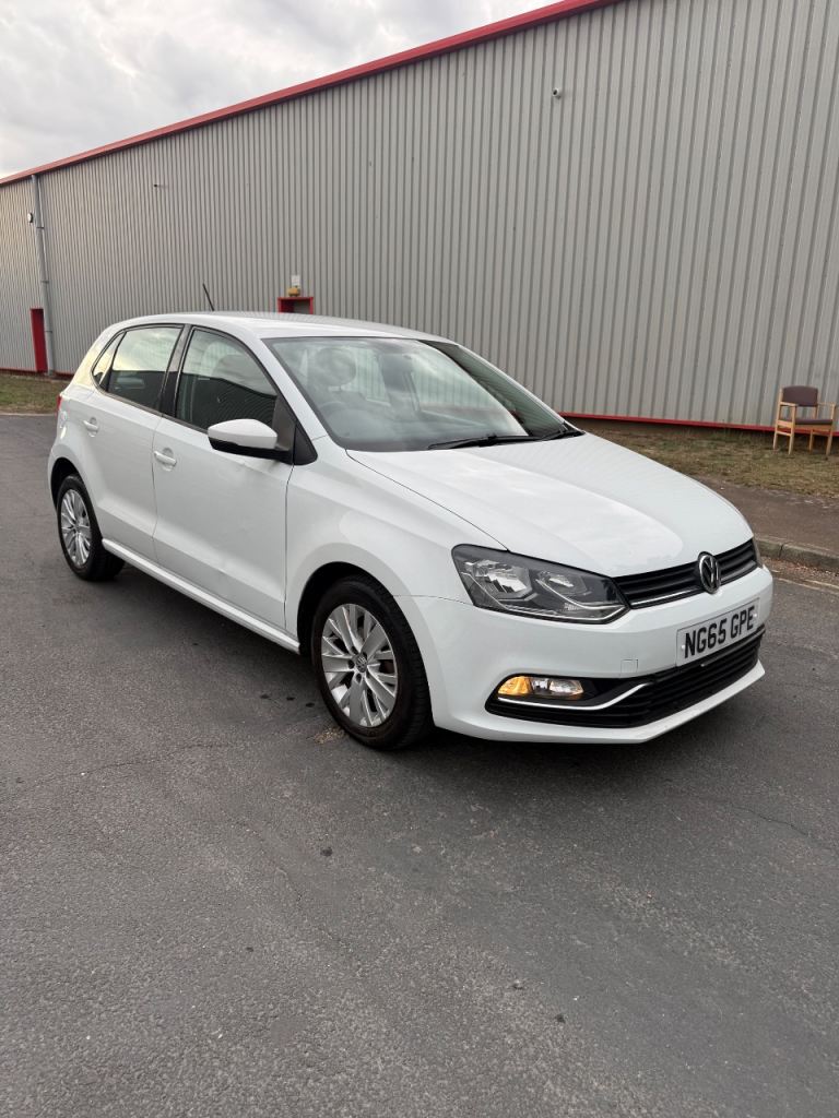 VOLKSWAGEN POLO HATCHBACK - 1.0 75 SE 5dr • 2016 • White • Manual