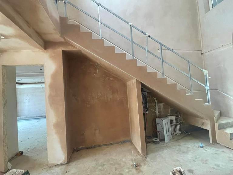 I am offering professional plastering services 