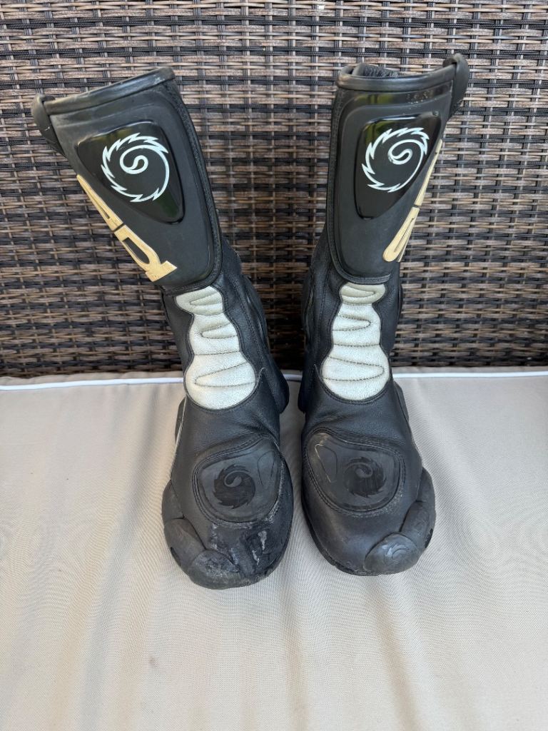 Arai L and M Sidi 11 Triumph leathers 48