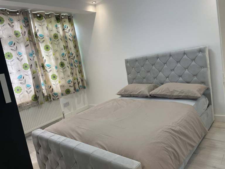 En-suite Room in a Relaxed House in Feltham, London