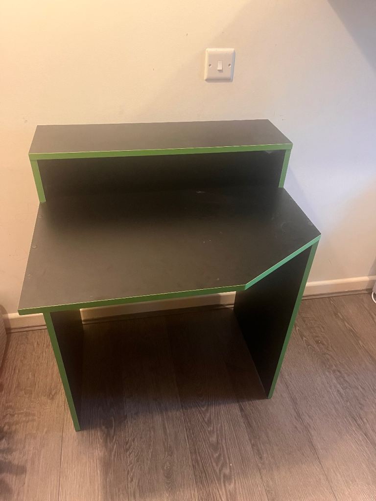 Space saving gaming table 