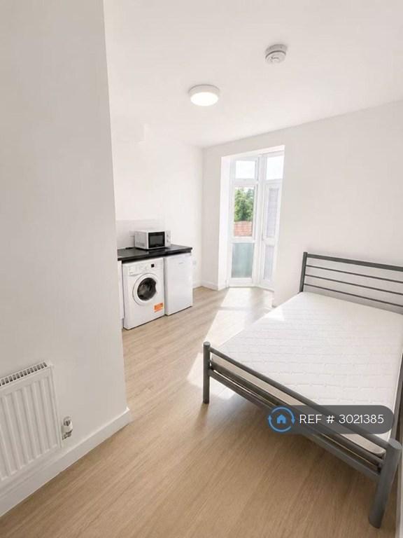 Studio flat in Cairnfield Avenue, London, NW2 (#3021385)