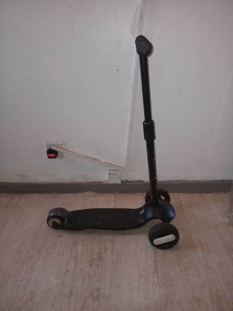 Toddlers 3 wheel scooter 