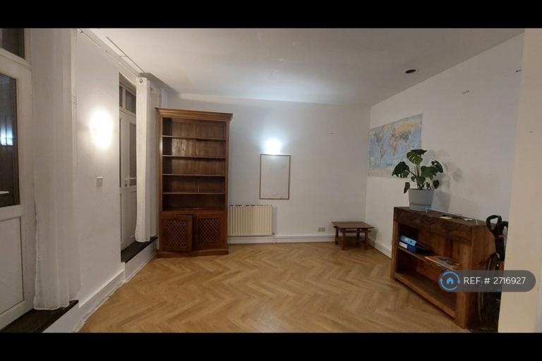3 bedroom flat in Farthing Fields, London, E1W (3 bed) (#2716927)