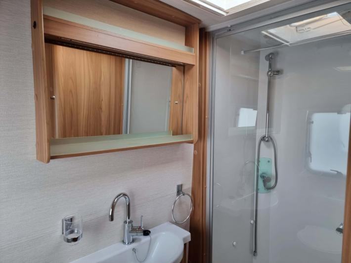 2014 Lunar Quasar 564 Used Caravan