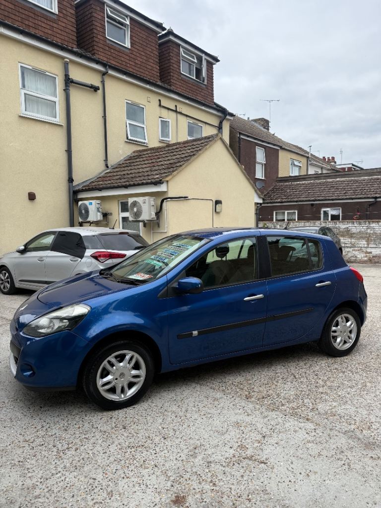Renault Clio automatic small auto corsa mini Ford 