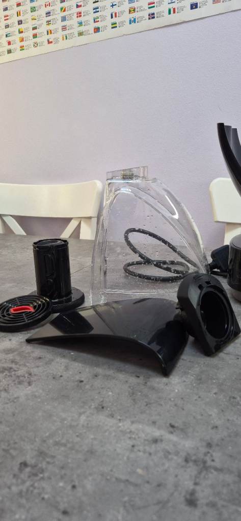 Dolce Gusto De'Longhi Infinissima Coffee Machine + reusable cups & extras