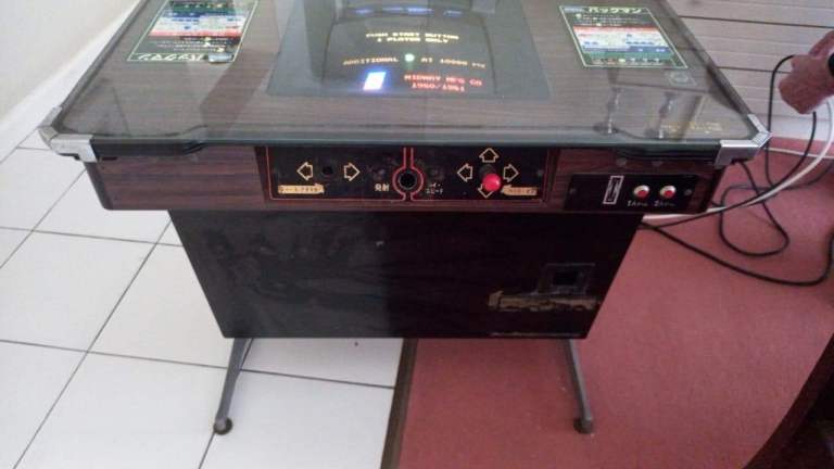 Old school pac man arcade game 