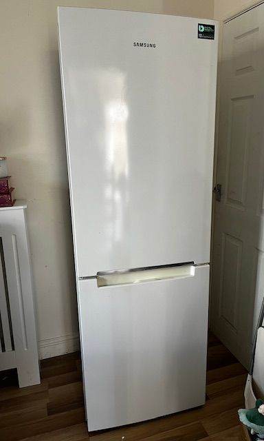 FROST FREE SAMSUNG FRIDGE FREEZER IN EXCELLENT WORKING CONDITION