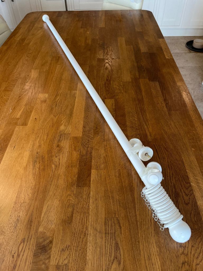 White Painted Wooden Curtain Pole with Rings