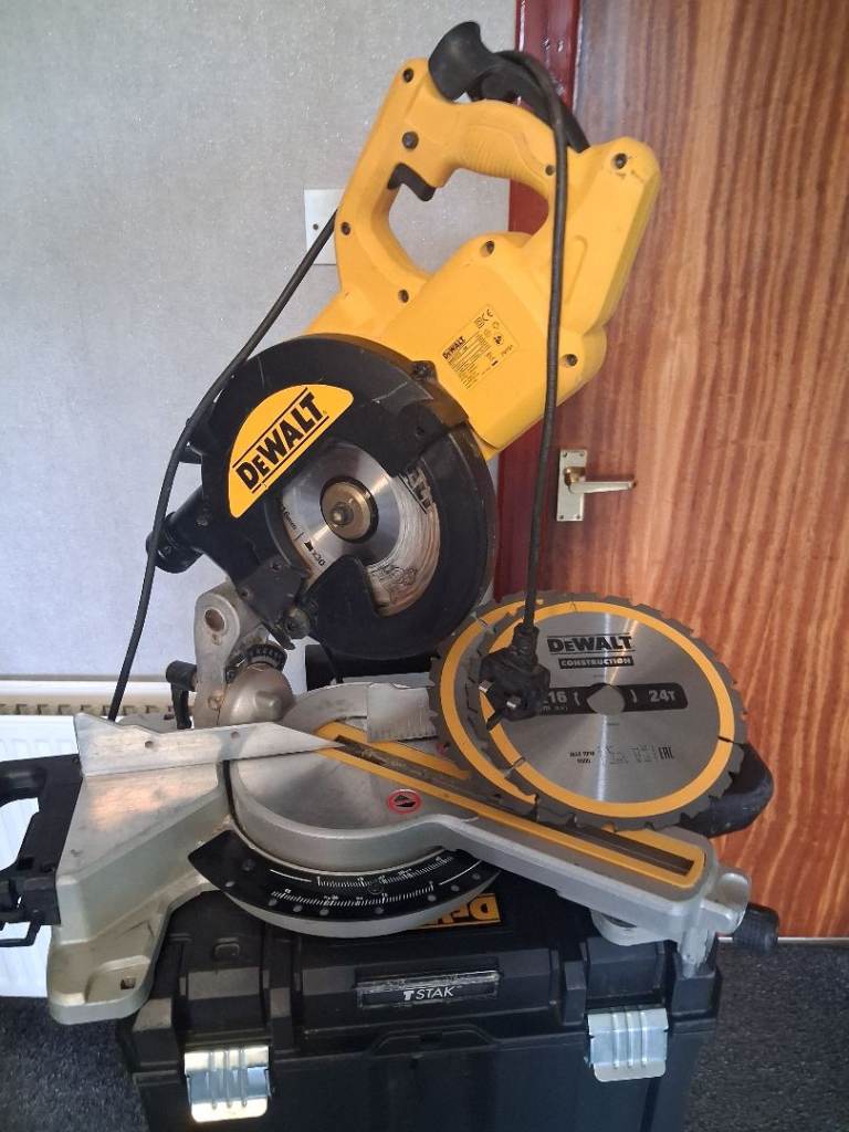 DeWalt Power Saw with Blade – Good Working Order