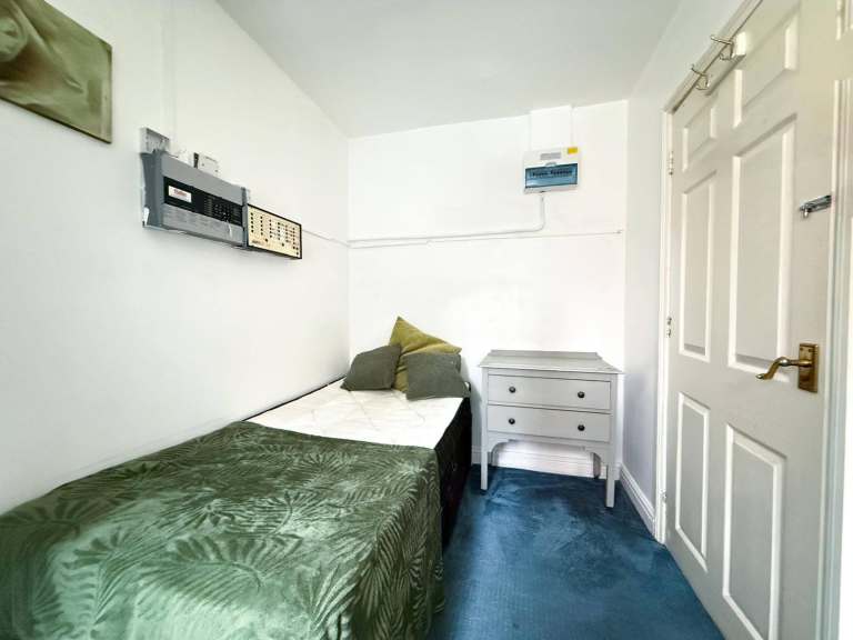 Spacious and Cosy Single Rooms for Rent in - CV2 2EG