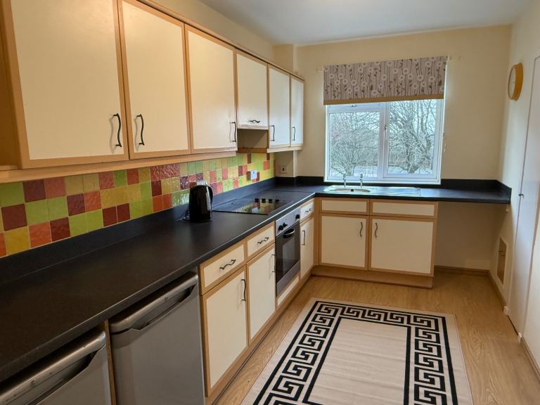 3bedrooms 1st floor flat 