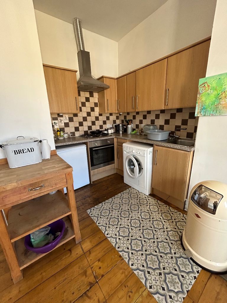 2 bed, top floor flat for short term let. 