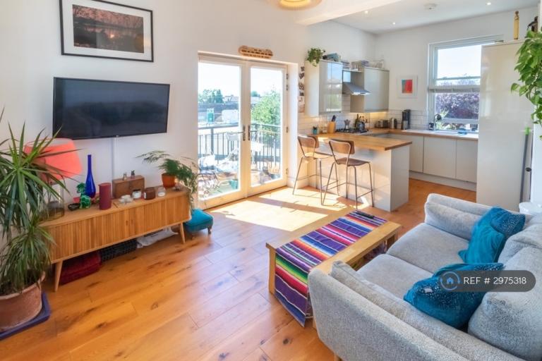 1 bedroom flat in B Gleneagle Road, London, SW16 (1 bed) (#2975318)