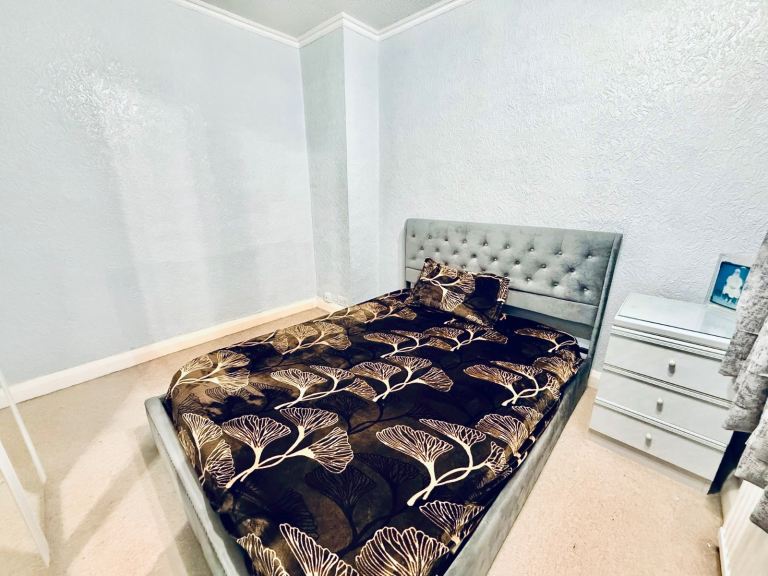 Double Room For Rent Available in Feltham Tw136ne Swan Road