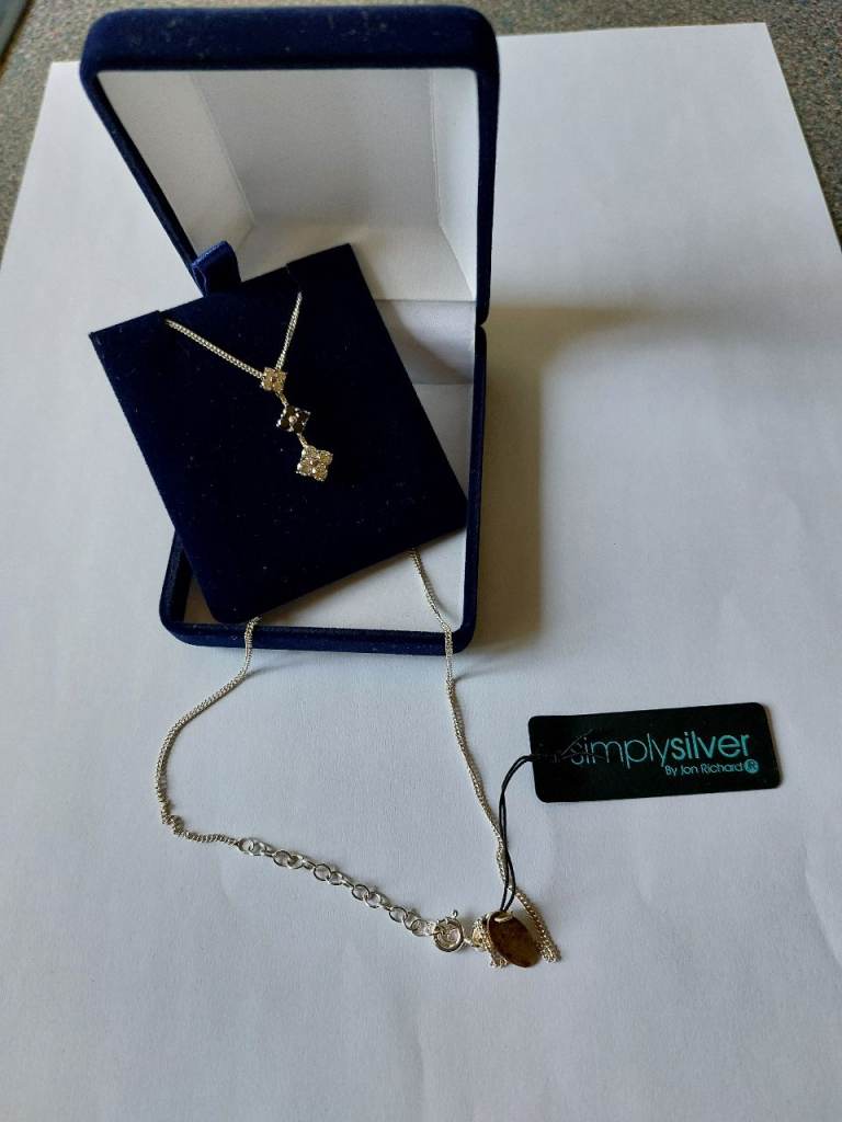 Jon Richard pretty flower pendant and chain 