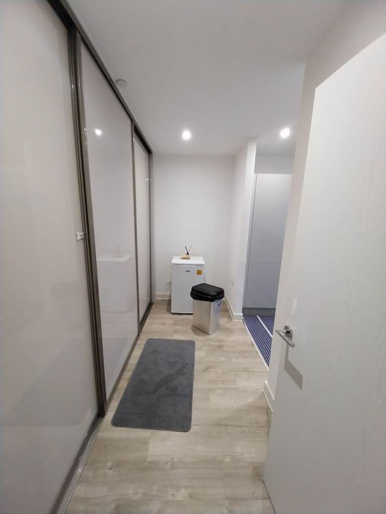 LARGE ROOM AVAILABLE FOR RENT IN HIGH STREET HOUNSLOW TW3 