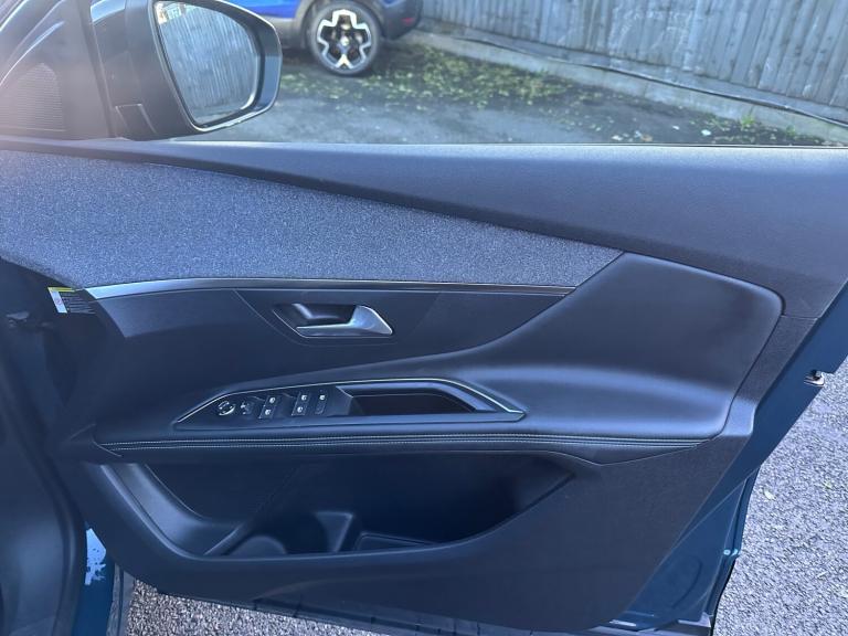 2023 Peugeot 3008 1.2 Hybrid 136 Allure Premium+ 5dr e-DSC6 HATCHBACK Petrol Manual