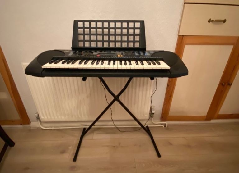 Yamaha PSR-79 Electric Keyboard with Stand and Books