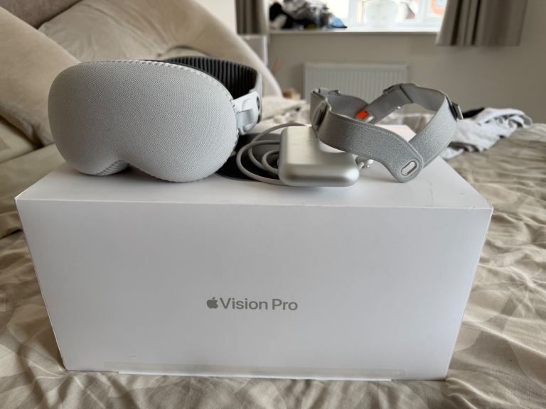 Apple Vision Pro 512GB 21W with Case and Charger