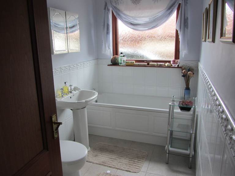 ROOM TO LET IN MODERN BUNGALOW (KIRKCALDY) NOT EDINBURGH