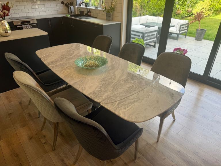Extendable dining table with 6 chairs 