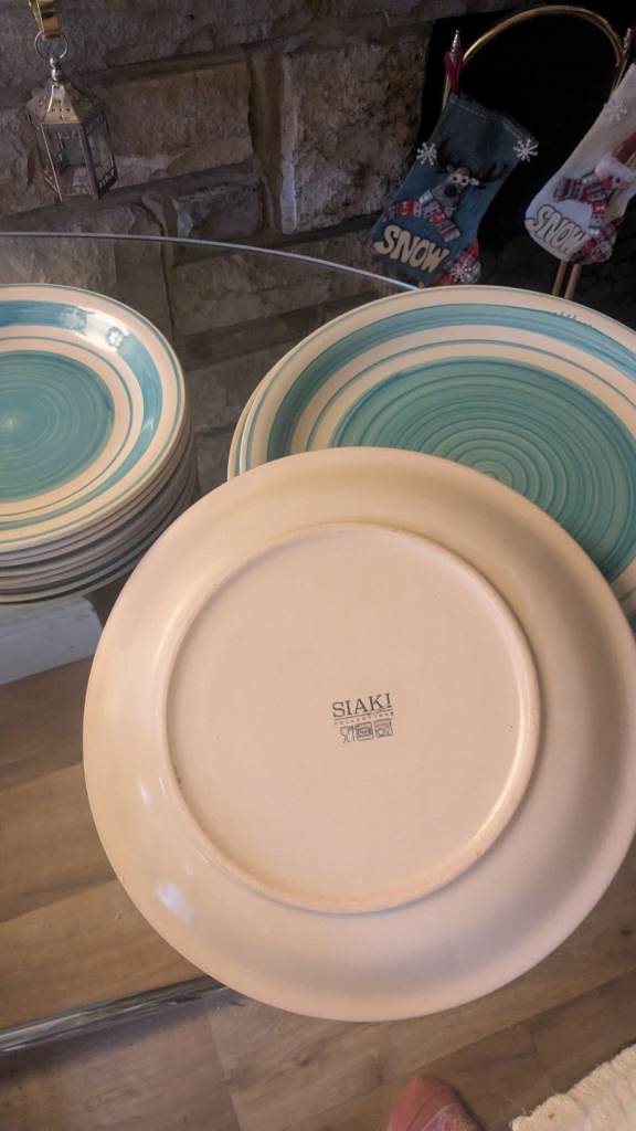 Set of dinner plates 