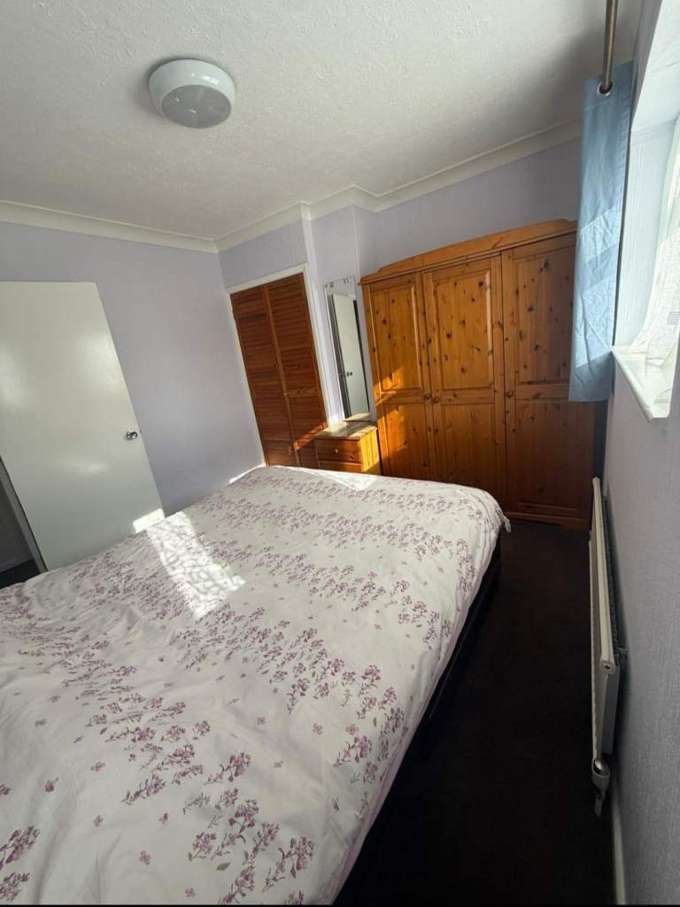 Large Double Room for Rent – £700 – FEMALES preferred -Bills Included