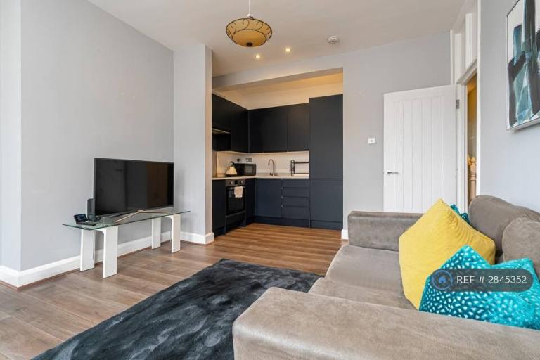 2 bedroom flat in Duckett Road, London, N4 (2 bed) (#2845352)